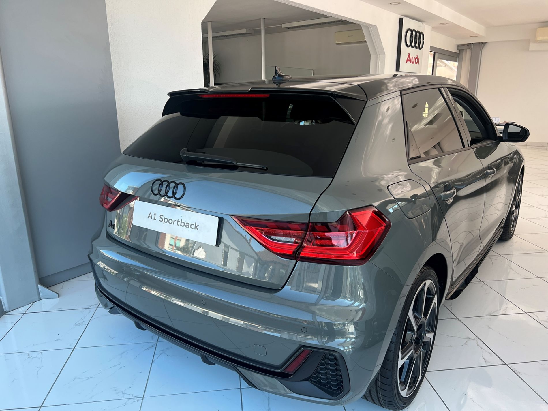 A1 Sportback 30 1.0 tfsi Identity Black 116cv - Autosani