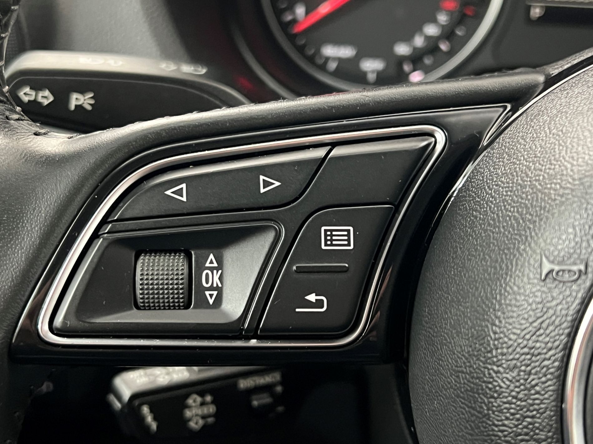 Q2 30 1.6 tdi Identity Black s-tronic - Autosani