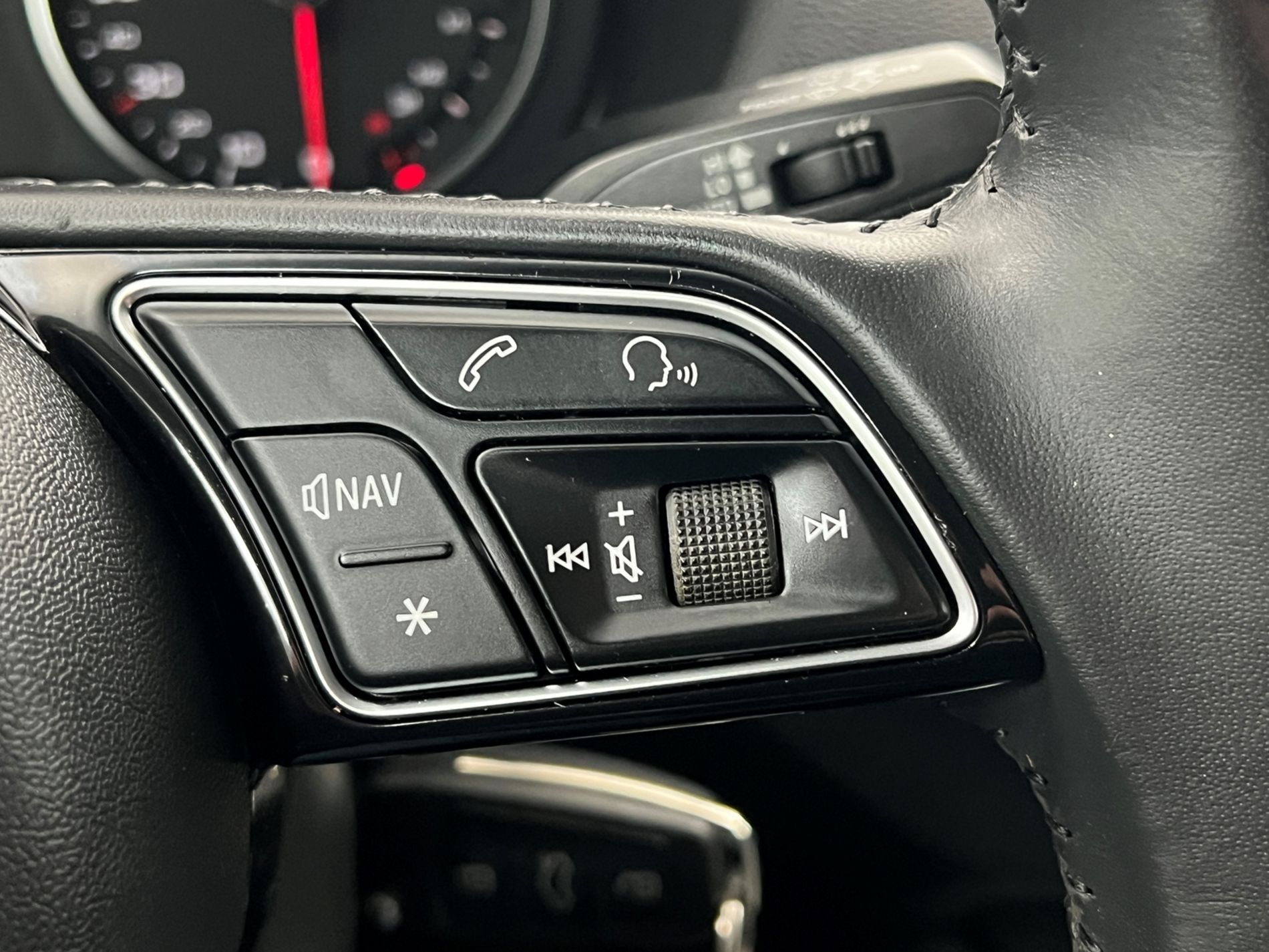 Q2 30 1.6 tdi Identity Black s-tronic - Autosani